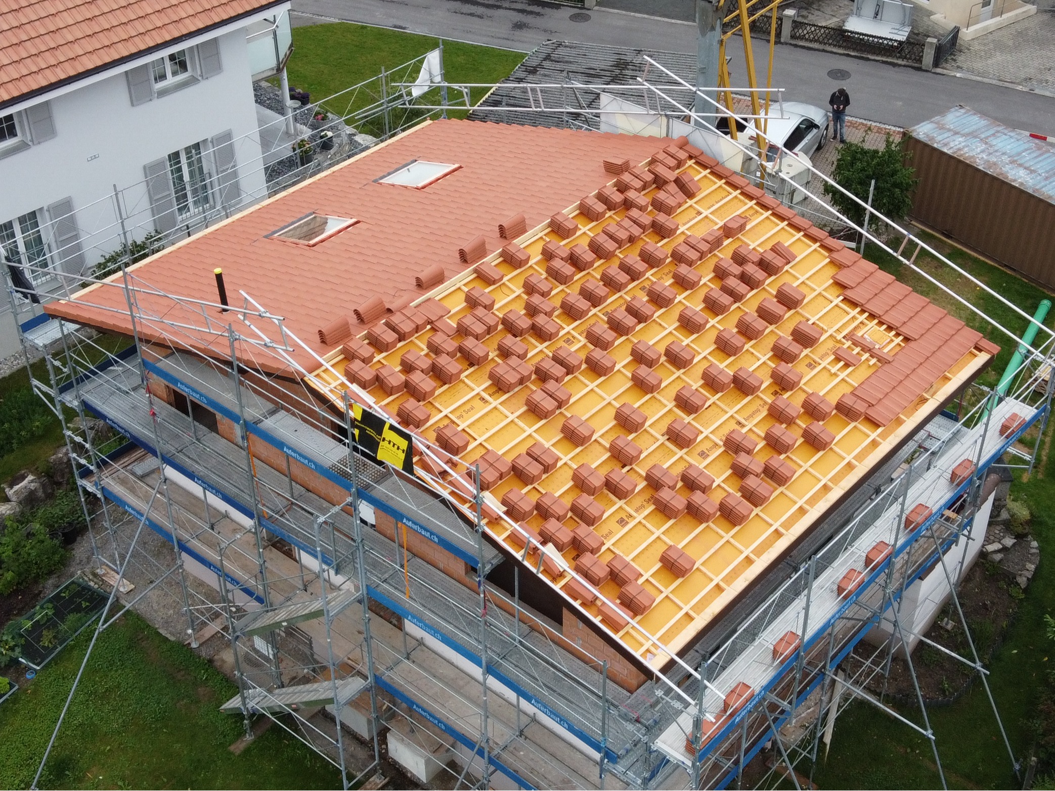 Auf diesem Dach entsteht eine neue Dacheindeckung mit Ziegel in Steffisburg.