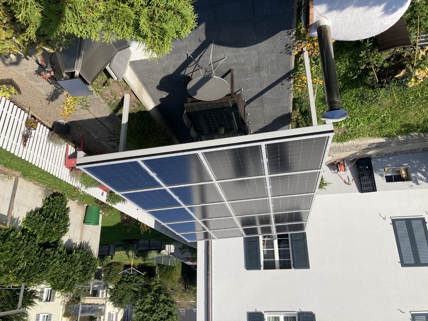 Eine 3S Solarpergola überdeckt den Sitplatz in Steffisburg.