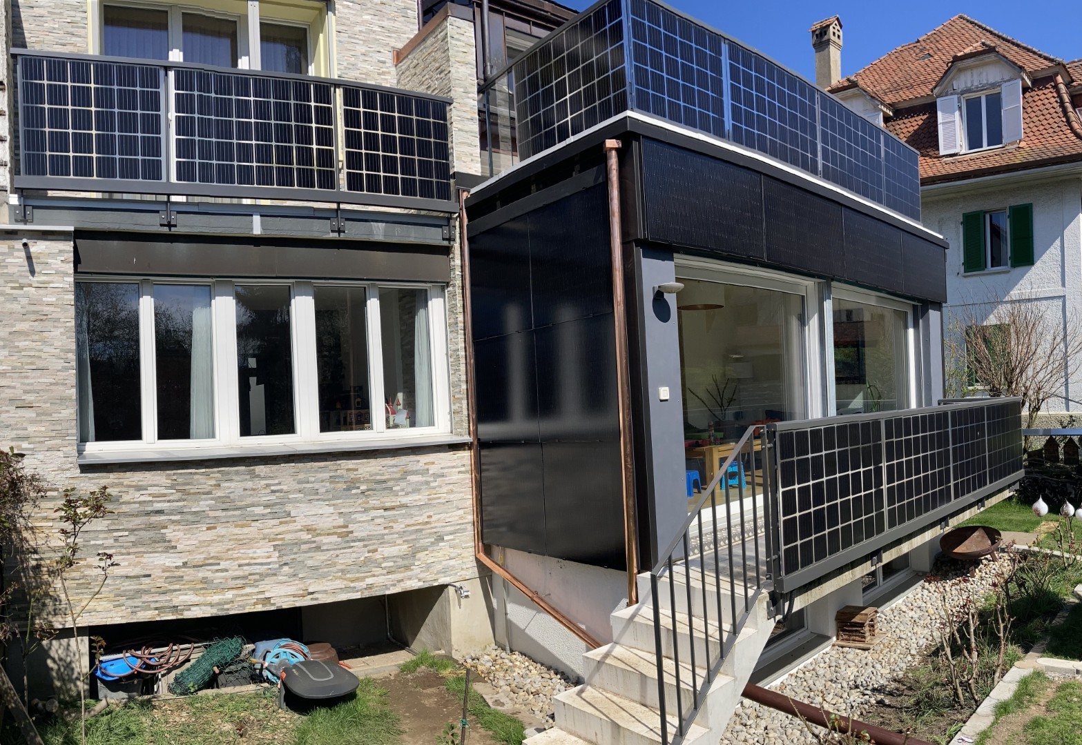 Das Solargeländer aus Thun, vereint Sicherheit und Energieproduktion, gebaut in Bern.